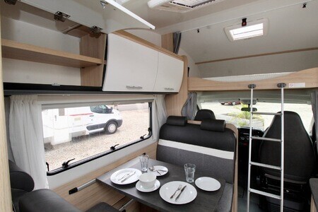 spacious motorhome with 6 sleeping (00785277) Campanda.com