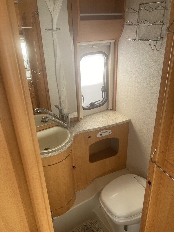 Wohnmobil Badezimmer -Fotos Und -Bildmaterial In Hoher Auflösung