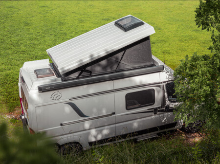 Camper mit Auffstelldach für 4 (11665678) Campanda.com