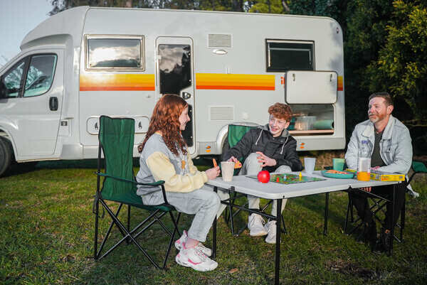 roulotte tavolo e sedie camper